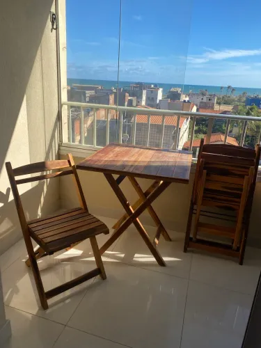 Mesa de madeira com 4 cadeiras