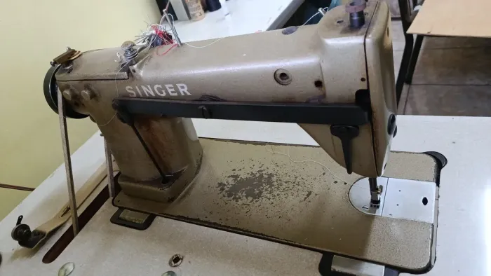 Vende-se ou troca 2 Máquina de Costura Reta ( INDISTRIAL ).e uma Overlok semi- Industrial