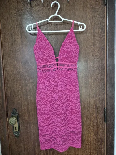 Vestido curto rosa de renda - tamanho 36