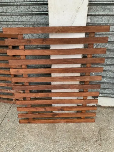 Estrutura de madeira para jardim suspenso