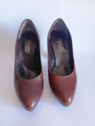 Scarpin social feminino marrom salto alto em madeira