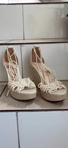 Sandália Arezzo Off white com Amarração