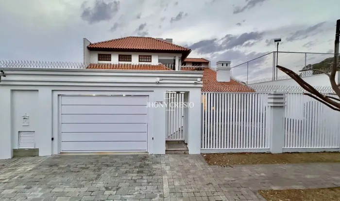Casa super conservada, na zona 05, a poucos passos da Marcos padaria Gourmet.