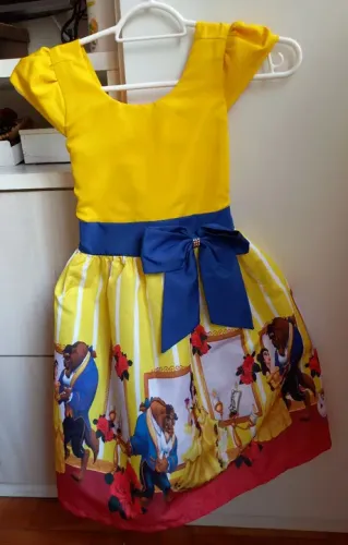 Vestido Infantil Bela e a Fera.