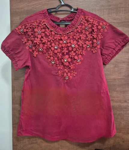 Blusa feminina linda com strass e perolas (vinho)