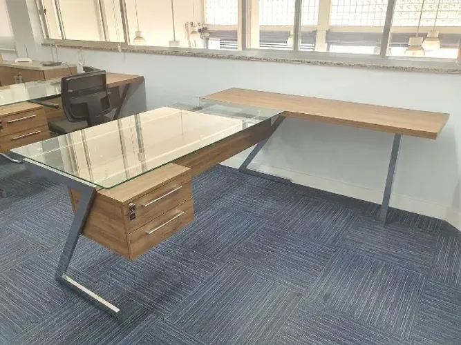 Mesa em L de Vidro com Madeira Modelo Veneza Line - Medidas 1,80L x 1,60L x 0,75P