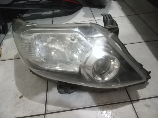Farol Direito Toyota Hilux SW4 2012 A 2015 (pra recuperar )