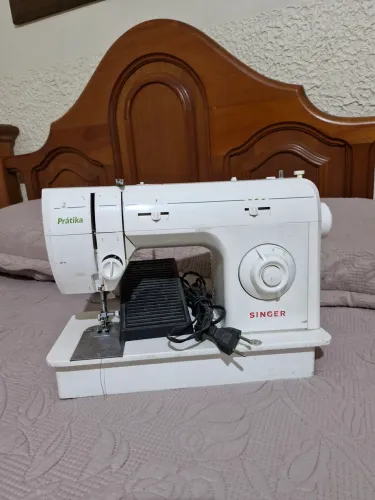 Máquina de costura Singer Prátika