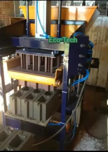Máquina pneumática para a fabricação de blocos de concreto
