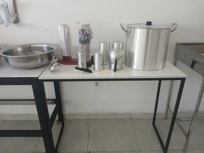 Vendo batedeira de acai completa! Loucas e mesas !