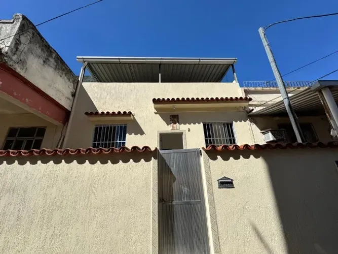 CASA DE VILA COM TERRAÇO E VARANDA