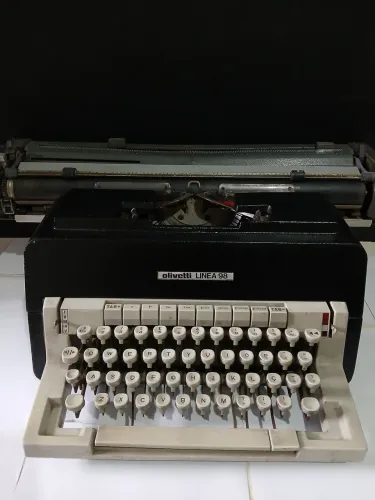 Máquina de escrever Olivetti Linea 98 Funcionando 