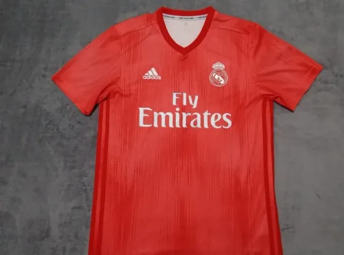 Camisa Oficial Real Madrid Adidas 2018-2019, tamanho M (51x74cm). Excelente estado!