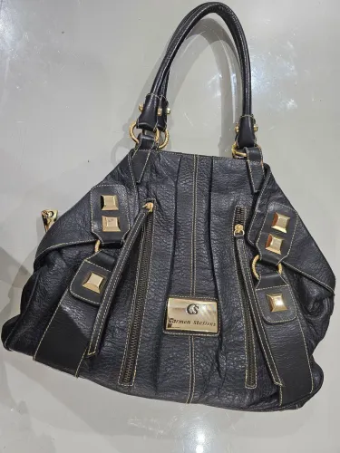 Bolsa Carmen Steffens preta com detalhes dourados
