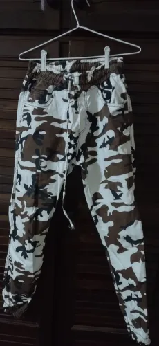 Calça camuflada branca e marrom