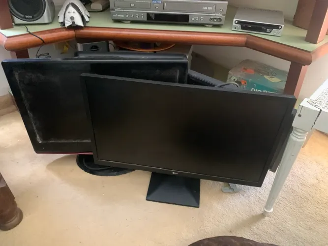 Monitores usados com defeito