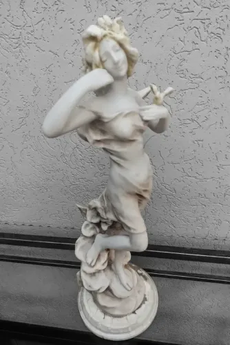 Estatueta Representada Por Dama e Pássaro Altura 55cm