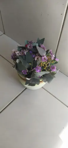 Vaso decorativo com flores artificiais