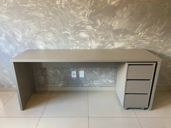 MESA ESCRITÓRIO 1,80M CINZA COM GAVETEIRO 3 GAVETAS 100% MDF