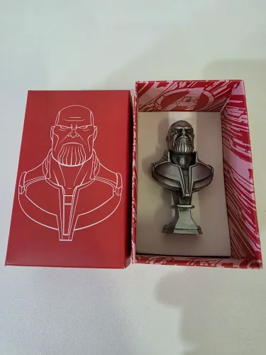 Busto Thanos - Coleção Oficial Omelete Box (Peça de Metal)