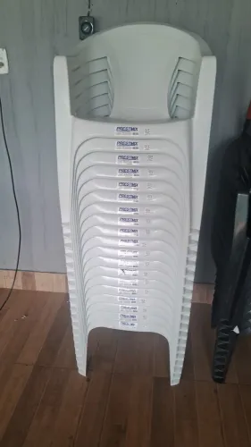 Cadeira de plástico nova nunca usada 20 unidades pra 183kl