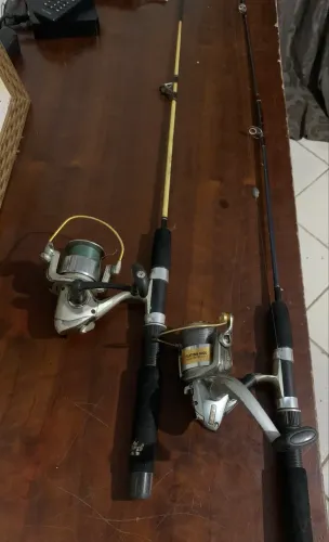 Duas varas de pesca com molinetes 