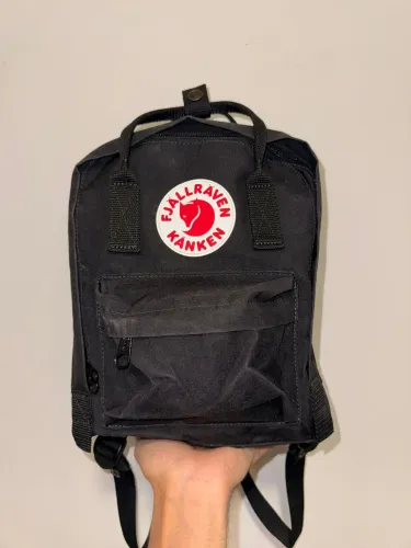 Mochila Fjallraven Kanken preta pequena