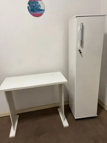 Escrivaninha e Armário