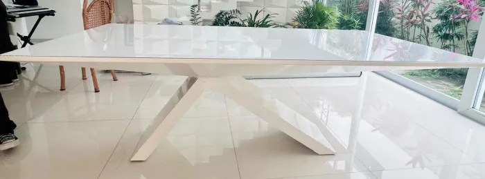 Mesa com 6 cadeiras. Medidas mesa: 2.20 X 1,10 Mesa branca laqueada com tampo em vidro