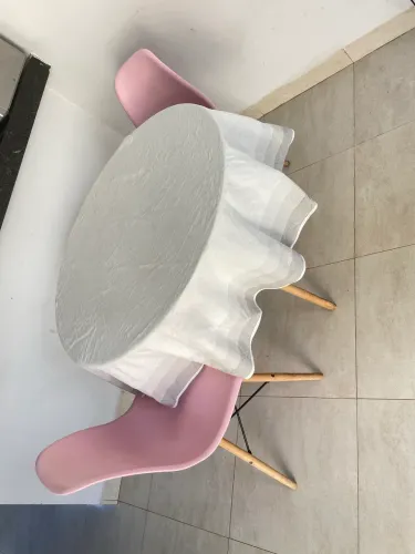 Mesa com duas cadeiras