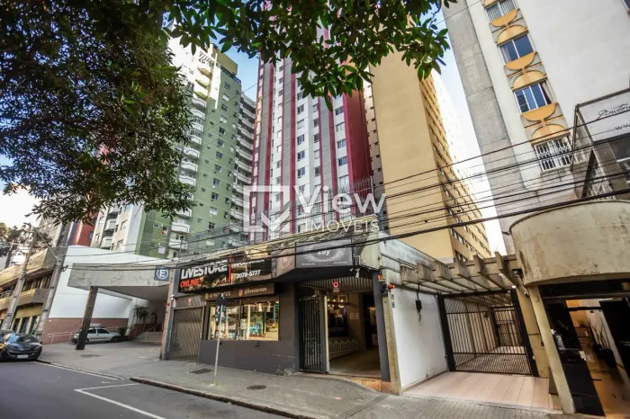 Apartamento 2 quartos, andar alto, iluminado e com excelente localização entre o Batel e C