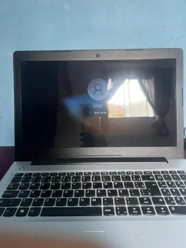 Lenovo Ideapad 15.6- i3-6006U - 8Gb RAM - SSD 240Gb