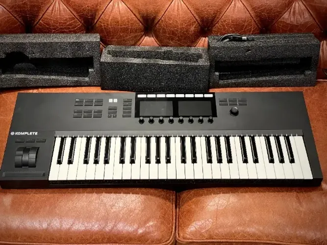 Controlador NI Komplete Kontrol S49 MK-2 com licença para transferencia