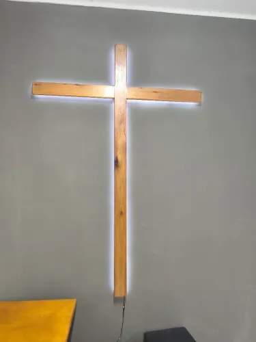Cruz de madeira com led