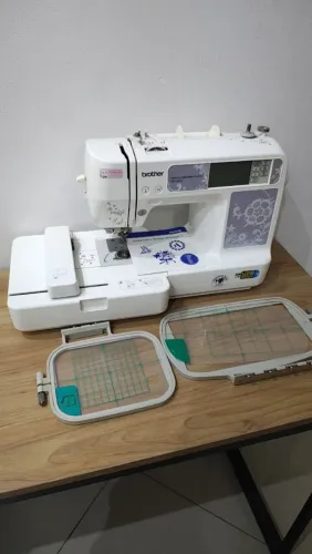 Máquina de Bordar Brother PE450 - Completa e Impecável