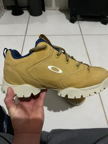 Tênis da oakley com pouco uso !