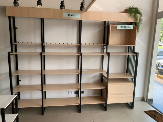 Armário em MDF e Ferro