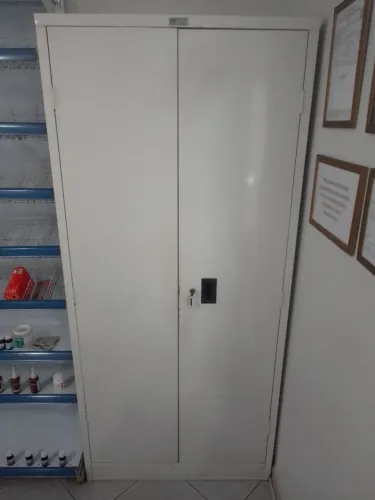 Armário para escritório com chave.