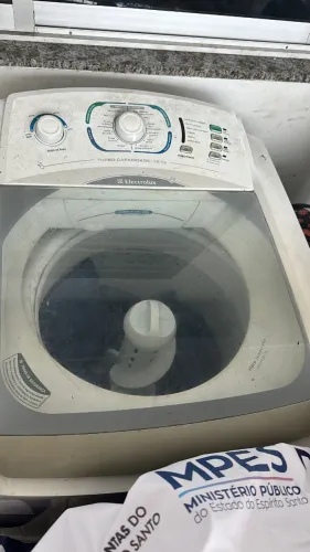 Máquina de lavar com marcas de uso