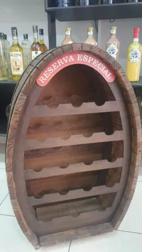 Adega de madeira rústica em formato de barril oval 