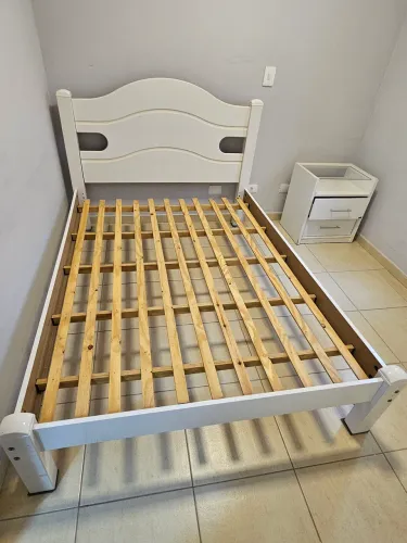 Cama de casal completa + colchão + mesa lateral - excelente estado