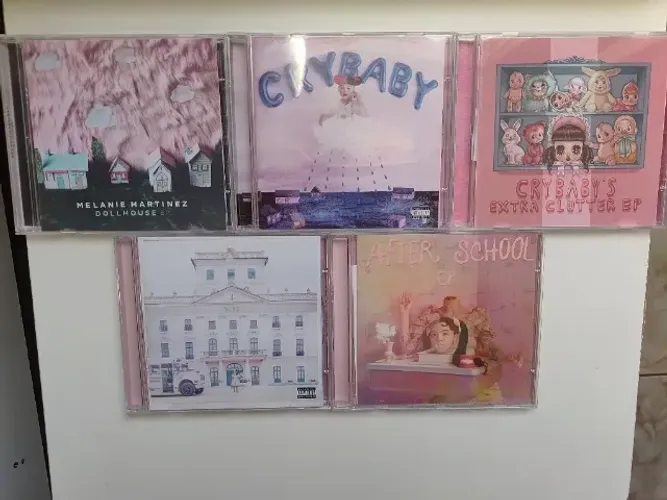 Coleção de CDs Melanie Martinez - Dollhouse, Cry Baby, Extra Clutter, K-12 e After School