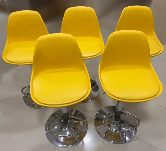 5 Banquetas seminovas almofadadas com regulagem de altura