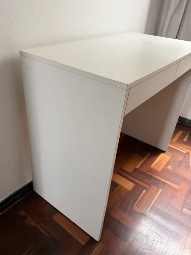 Mesa de estudo com duas gavetas