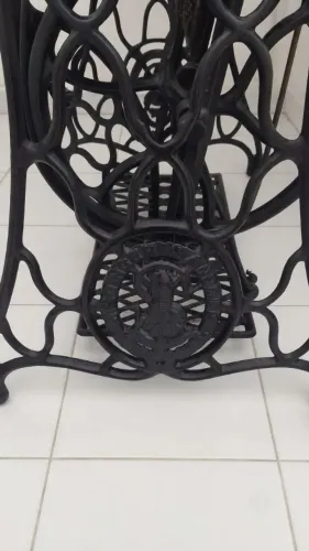 Vendo dois pés de maquina singer modelo Aranha uma clássico na antiguidade!