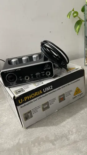 Interface de Áudio Behringer UM2