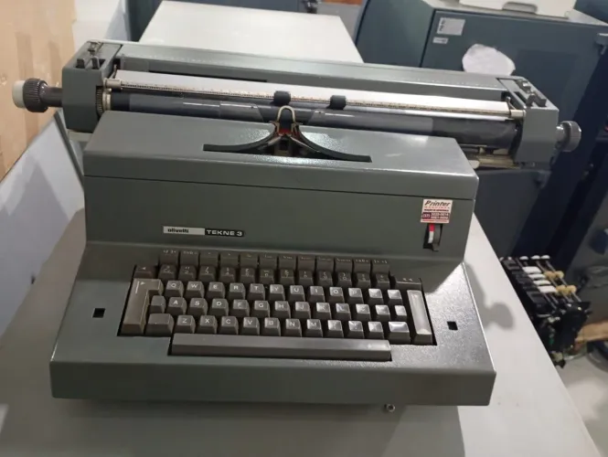 MÁQUINA DE ESCREVER ELÉTRICA OLIVETTI TEKNE 3