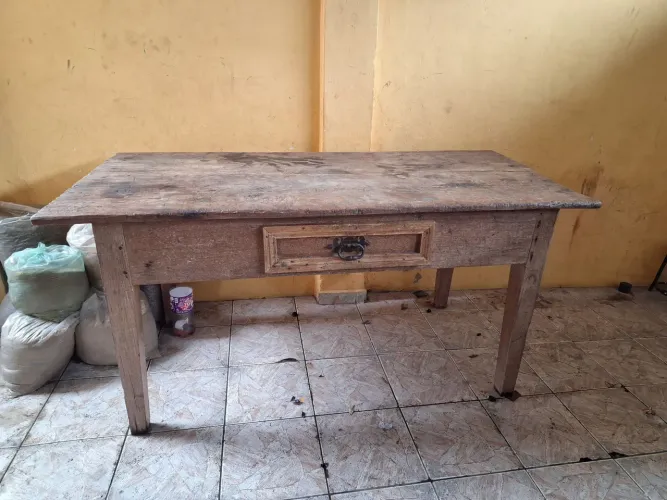 Mesa antiga de antiquário 