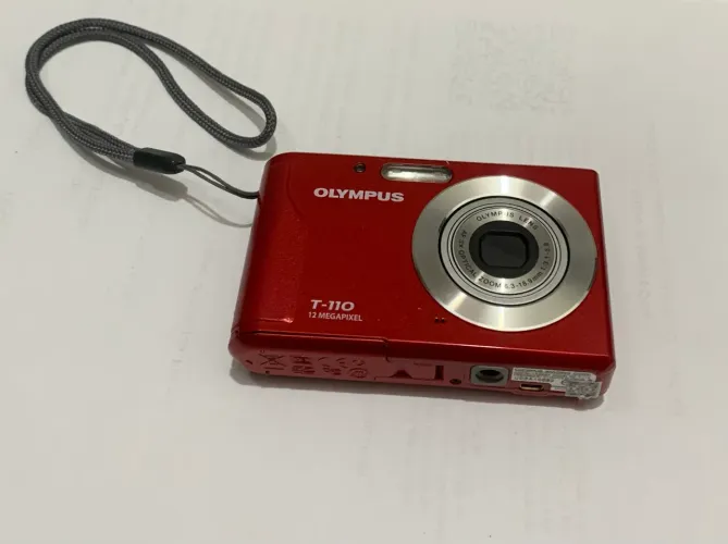 Câmera analógica OLYMPUS T-110 vermelha e funcionando.