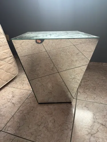 Mesa de canto ou cabeceira de espelhos 